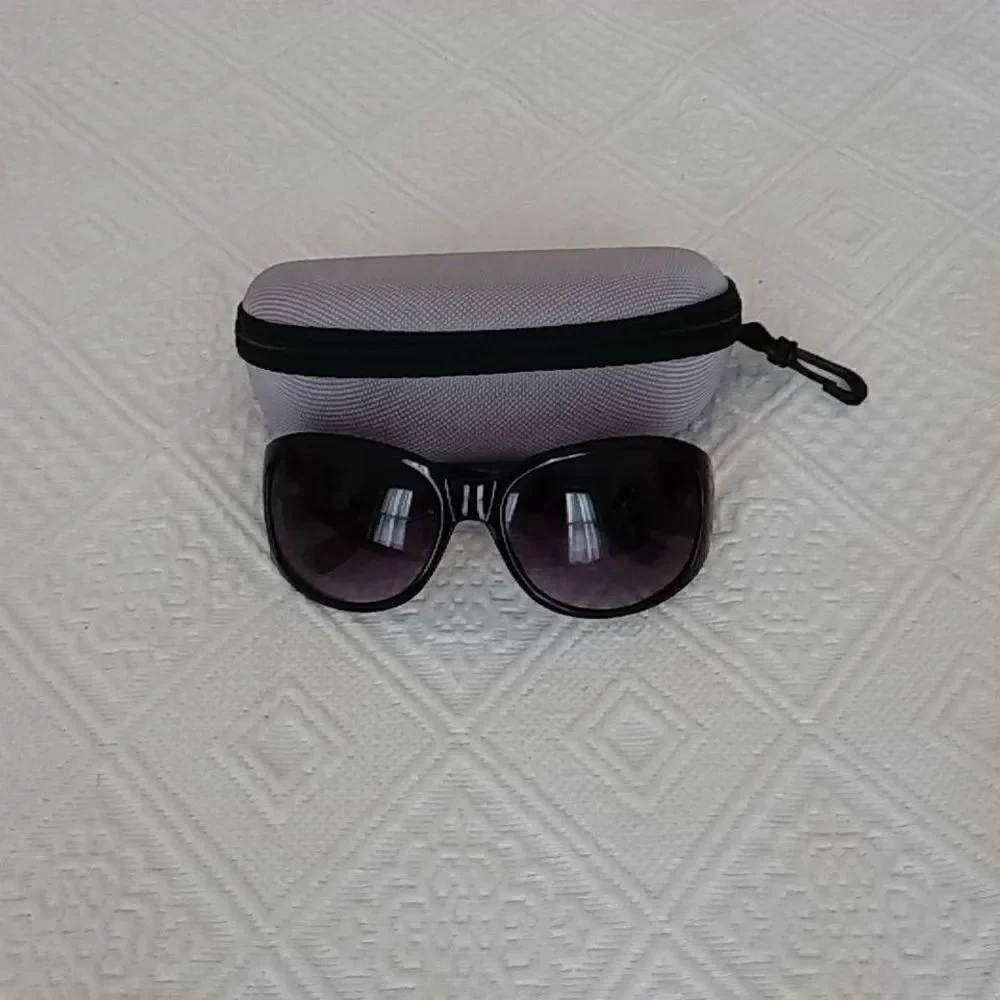 Oscar De La Renta Women's Mod1146 Sunglasses with Hard Shell Case Included